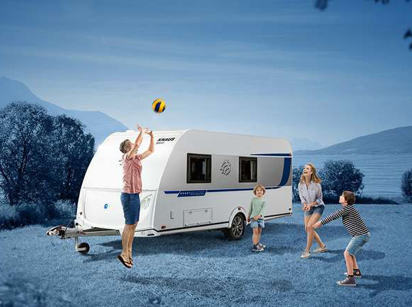 familia jugando con una autocaravana